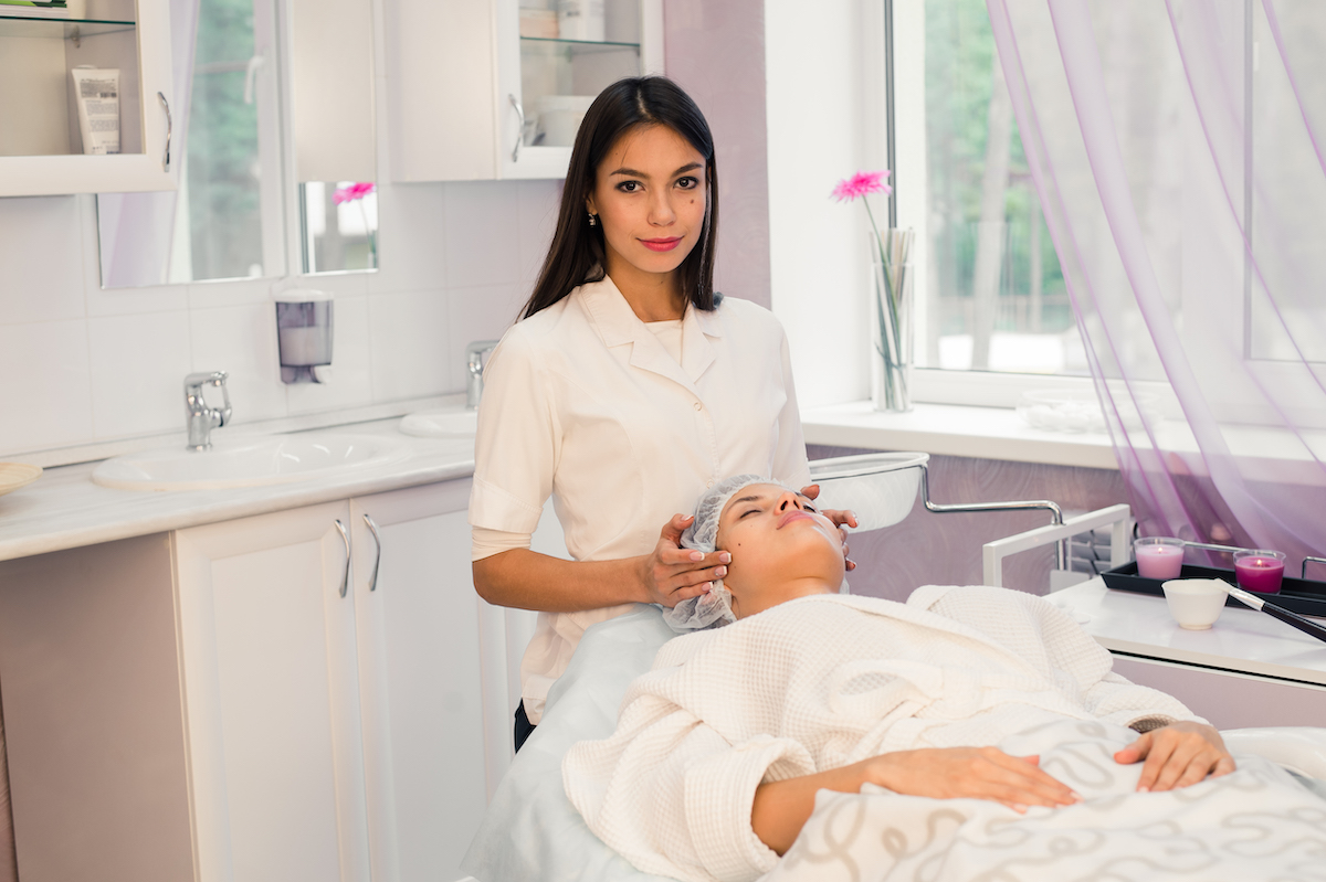 Woman cosmetologist to work in beauty salon